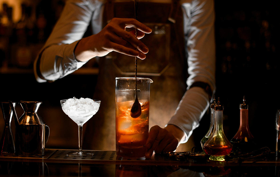Cocktailkurs mit Barkeeper beim Mixen von Drinks