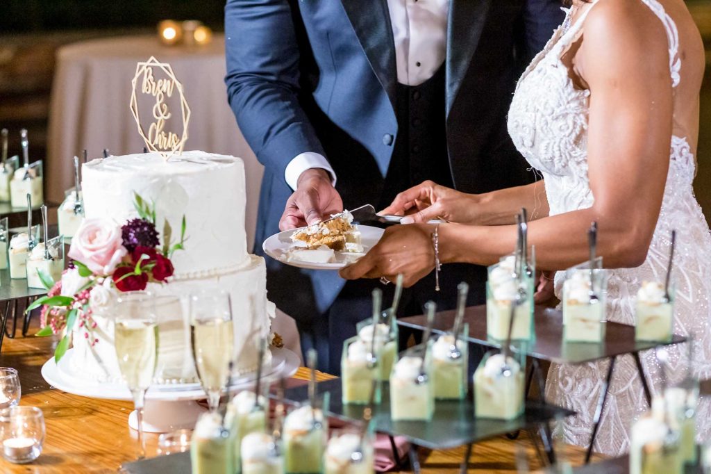 Hochzeitscatering mit festlich gedecktem Tisch und Buffet
